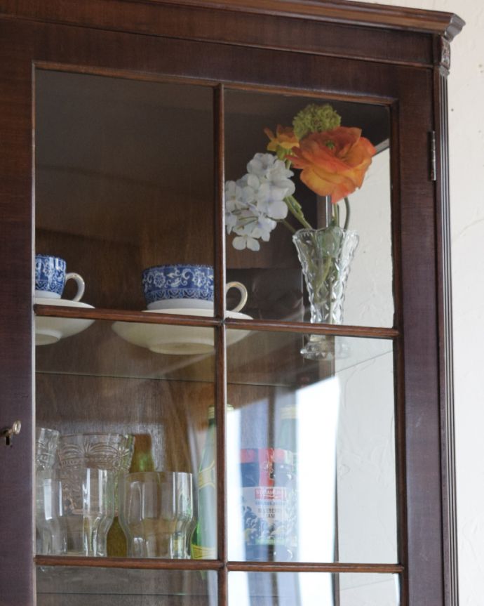 アンティークのキャビネット　アンティーク家具　英国輸入のアンティーク家具、マホガニーのガラスキャビネット（ブックケース） 。ガラス越しに中をのぞいてみると･･･中に入れたものが、なんだかちょっと高級に見えちゃうんです。(k-1661-f)
