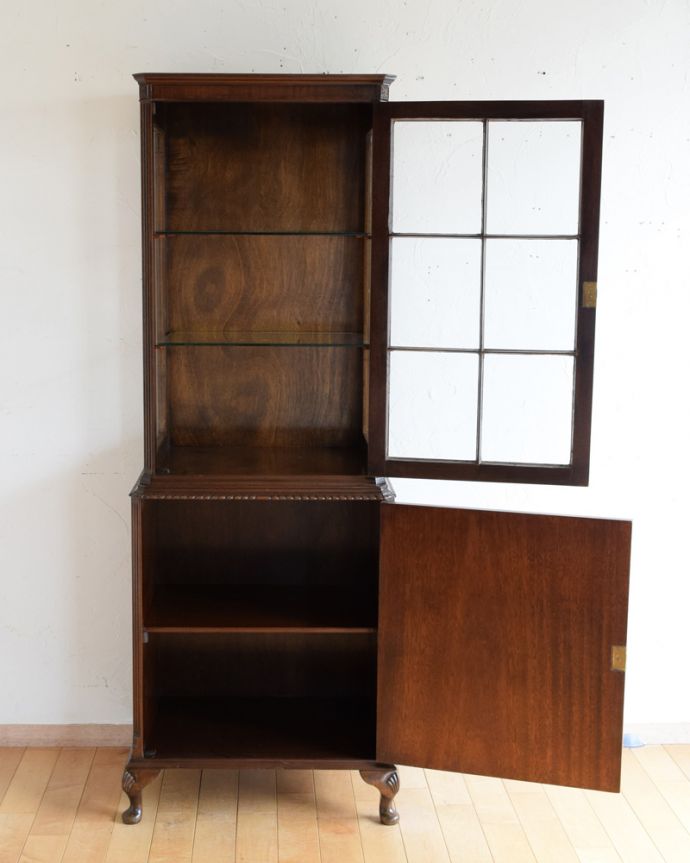 アンティークのキャビネット　アンティーク家具　英国輸入のアンティーク家具、マホガニーのガラスキャビネット（ブックケース） 。扉を開けると、中はこんな感じです職人が背板の生地を新しいもので張り替えてキレイに修復して仕上げました。(k-1661-f)