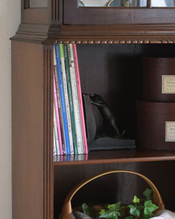 アンティークのキャビネット　アンティーク家具　英国輸入のアンティーク家具、マホガニーのガラスキャビネット（ブックケース） 。扉の中は収納たっぷり A4サイズの雑誌までしっかり収納出来ちゃう大きさ。(k-1661-f)