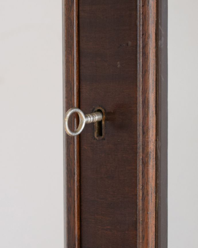 アンティークのキャビネット　アンティーク家具　英国輸入のアンティーク家具、マホガニーのガラスキャビネット（ブックケース） 。開ける度にワクワクアンティークらしくカギが取っ手の代わり。(k-1661-f)
