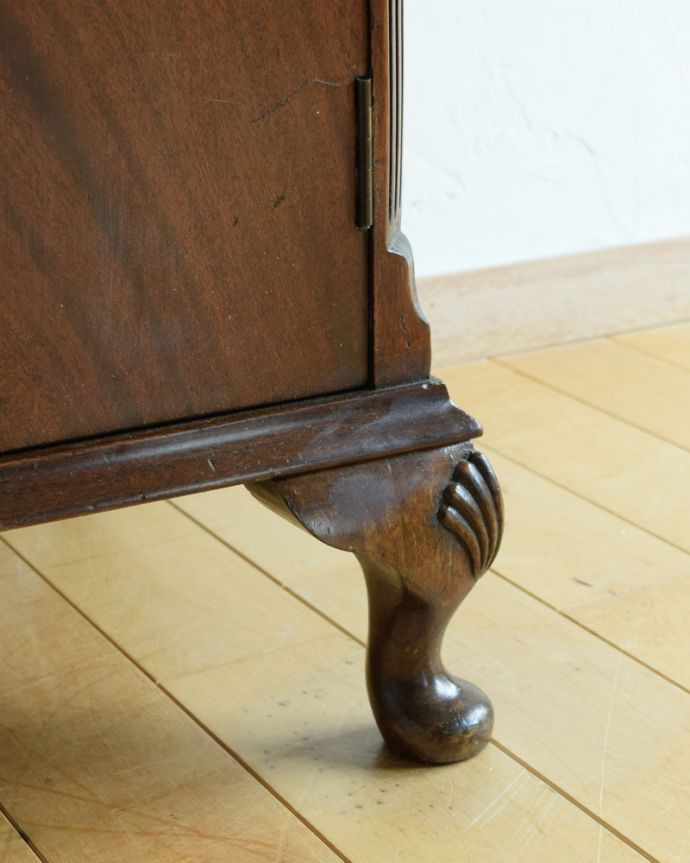 アンティークのキャビネット　アンティーク家具　英国輸入のアンティーク家具、マホガニーのガラスキャビネット（ブックケース） 。女性1人でラクラク運べちゃう仕掛けHandleのアンティークは、脚の裏にフェルトキーパーをお付けしています。(k-1661-f)