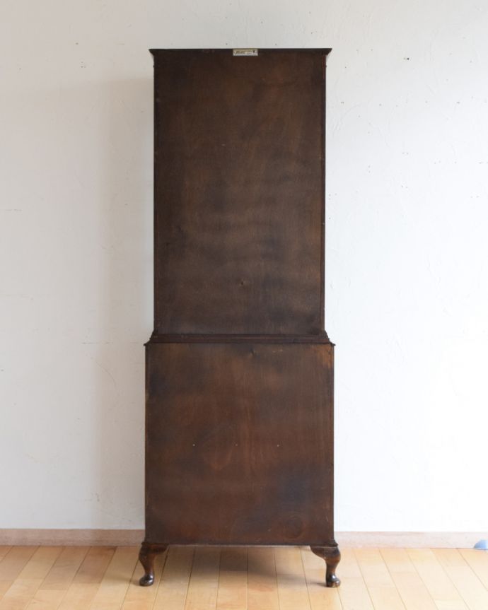 アンティークのキャビネット　アンティーク家具　英国輸入のアンティーク家具、マホガニーのガラスキャビネット（ブックケース） 。修復してあるので後姿もキレイ！アンティークは新品ではないので、もちろん経年変化によるキズはありますが、専門の職人がキレイに修復したので、後ろ姿もキレイです。(k-1661-f)