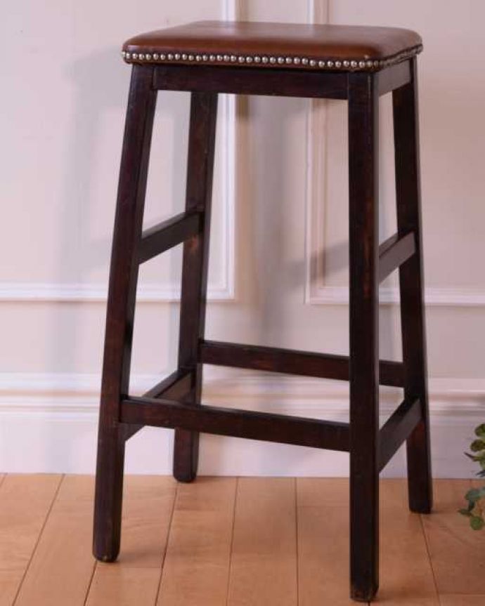 スツール・オットマン　アンティーク チェア　英国のアンティークチェア、四角い座面のハイスツール。しっかり修復しましたアンティークなので経年変化によるキズはありますが、専門の職人が目立たないようキレイにお直しをしているので、安心してお使い下さい。(k-1663-c)