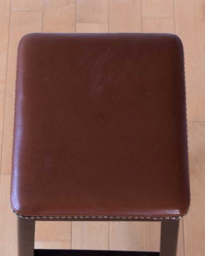 スツール・オットマン　アンティーク チェア　英国のアンティークチェア、四角い座面のハイスツール。座面を上から見るとこんな感じ座面を上から見ると、こんな感じです。(k-1663-c)