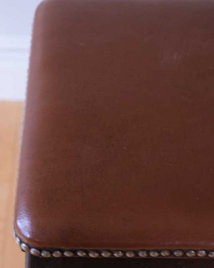 スツール・オットマン　アンティーク チェア　英国のアンティークチェア、四角い座面のハイスツール。カッコイイ鋲打ち英国のアンティークらしく、鋲打ちされています。(k-1663-c)