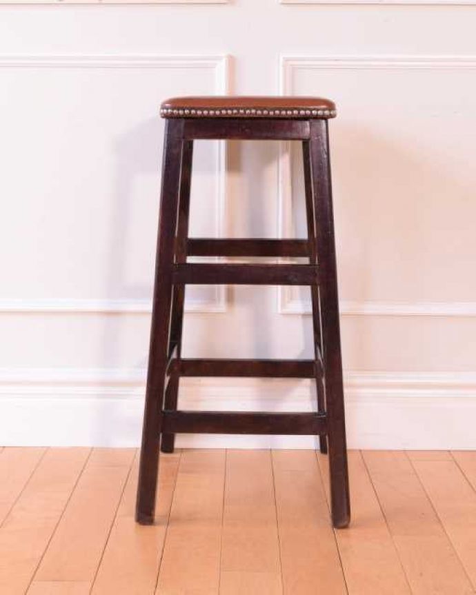 スツール・オットマン　アンティーク チェア　英国のアンティークチェア、四角い座面のハイスツール。360度、どこから見ても美しい脚もしっかり組まれているのがわかります。(k-1663-c)