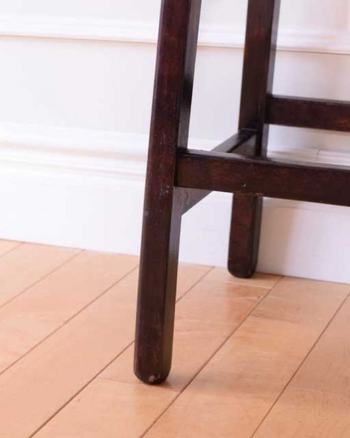 スツール・オットマン　アンティーク チェア　英国のアンティークチェア、四角い座面のハイスツール。移動もラクラクの理由は…Handleではアンティークチェアの脚の裏にフェルトキーパーをお付けしています。(k-1663-c)