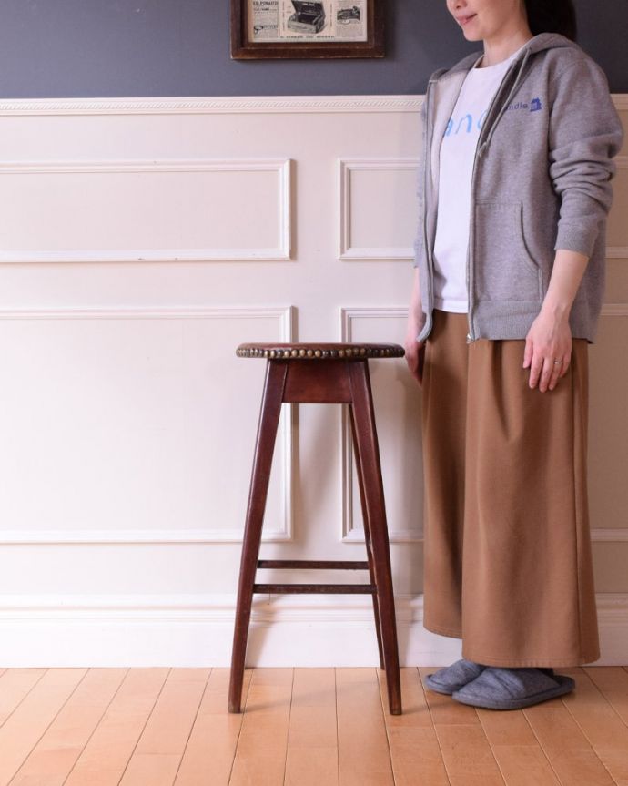 スツール・オットマン　アンティーク チェア　イギリスで見つけたアンティークのハイスツール、カウンターで使える椅子。座ったり、飾ったり･･･お家のなかの様々シーンで活躍してくれるアンティークのスツール。(k-1664-c)