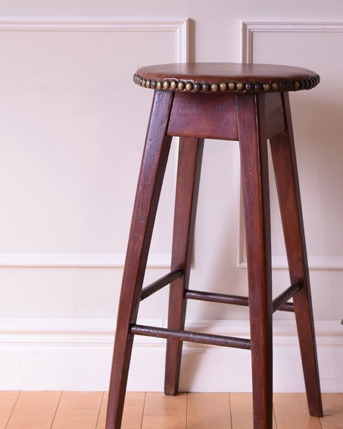 スツール・オットマン　アンティーク チェア　イギリスで見つけたアンティークのハイスツール、カウンターで使える椅子。しっかり修復しましたアンティークなので経年変化によるキズはありますが、専門の職人が目立たないようキレイにお直しをしているので、安心してお使い下さい。(k-1664-c)