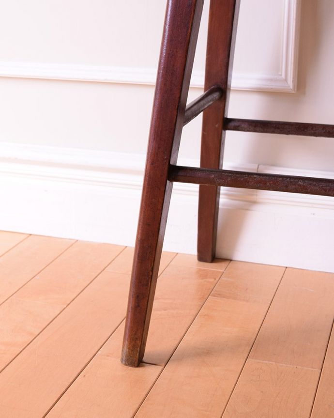 スツール・オットマン　アンティーク チェア　イギリスで見つけたアンティークのハイスツール、カウンターで使える椅子。移動もラクラクの理由は…Handleではアンティークチェアの脚の裏にフェルトキーパーをお付けしています。(k-1664-c)