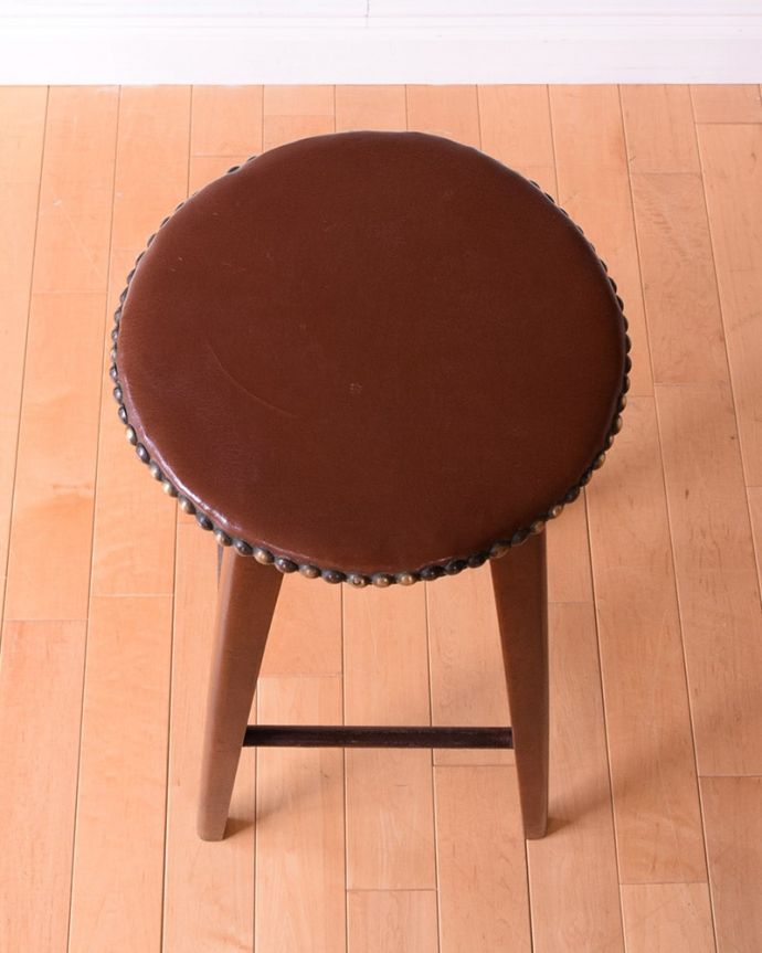 スツール・オットマン　アンティーク チェア　イギリスで見つけたアンティークのハイスツール、カウンターで使える椅子。座面を上から見ると・・・座面を上から見ると、こんな感じです。(k-1664-c)