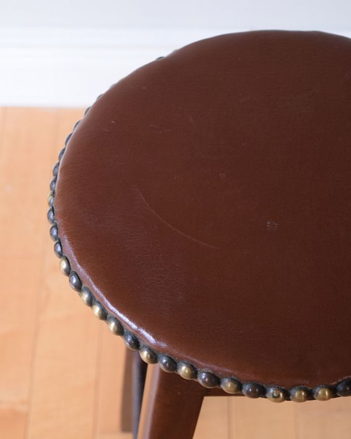 スツール・オットマン　アンティーク チェア　イギリスで見つけたアンティークのハイスツール、カウンターで使える椅子。カッコイイ鋲打ち英国のアンティークらしく、鋲打ちされています。(k-1664-c)