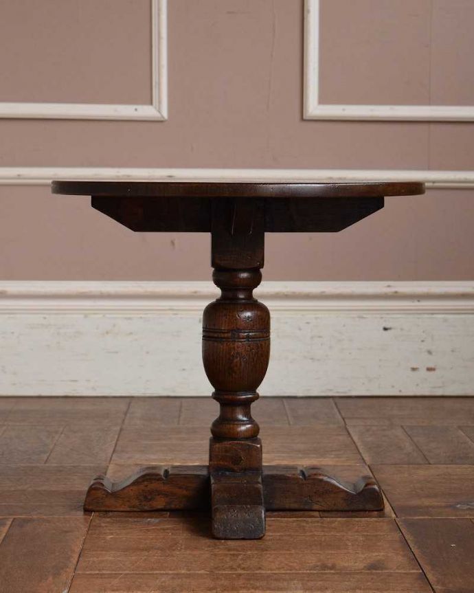 アンティークのテーブル　アンティーク家具　一本脚がかっこいいアンティークの英国コーヒーテーブル。アンティークは新品ではないので、もちろん経年変化によるキズはありますが、専門の職人が目立たないようキレイにお直しをしているので、後姿までキレイです。(k-1664-f)