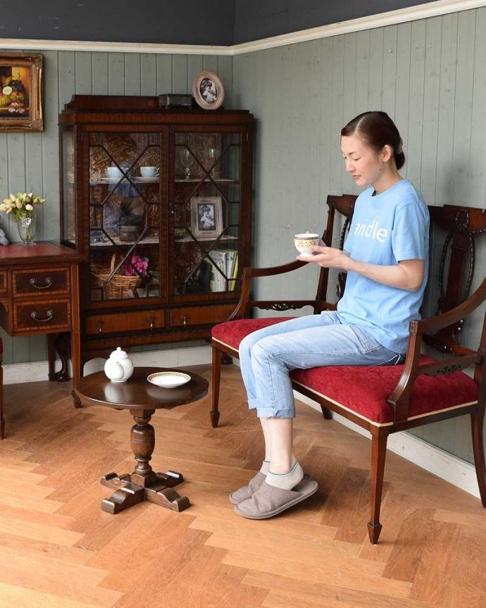 アンティークのテーブル　アンティーク家具　一本脚がかっこいいアンティークの英国コーヒーテーブル。小さいのでどこでも好きなところで優雅なティータイムを楽しめます。(k-1664-f)