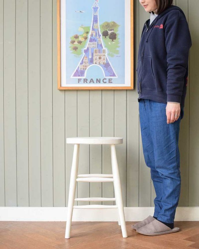 スツール・オットマン　アンティーク チェア　イギリスで見つけたホワイトペイントのアンティークスツール。気軽に使えるから、みんなに人気！背もたれがないスツールは気軽にどんな場所でも使えるから人気モノです。(k-1665-c)