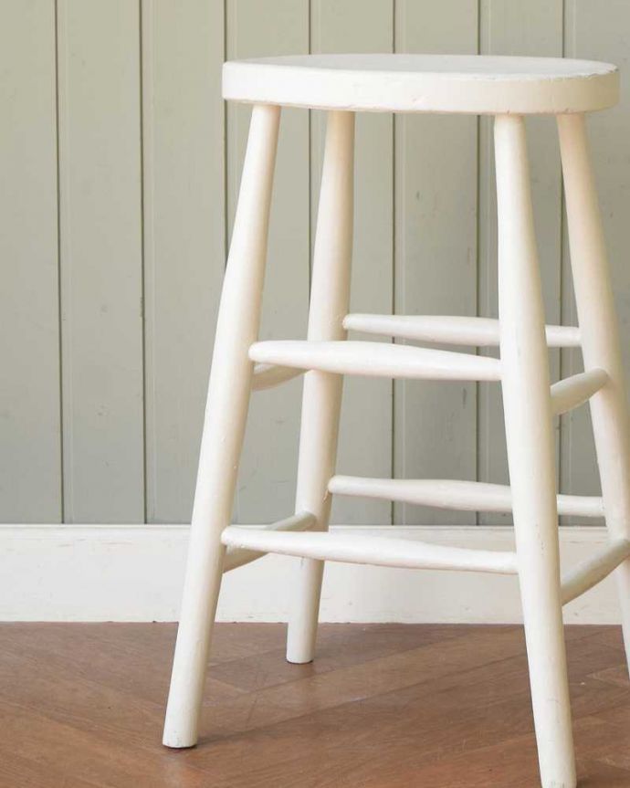 スツール・オットマン　アンティーク チェア　イギリスで見つけたホワイトペイントのアンティークスツール。しっかり修復しましたアンティークなので経年変化によるキズはありますが、専門の職人が全部を組み直して修復しているので安心してお使いください。(k-1665-c)