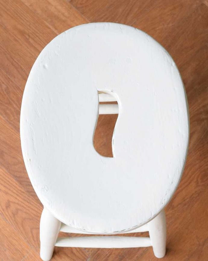 スツール・オットマン　アンティーク チェア　イギリスで見つけたホワイトペイントのアンティークスツール。丸みのある座面座ったり、荷物を置いたり、お花を飾ったり･･･いろいろ使えるアイテムです。(k-1665-c)