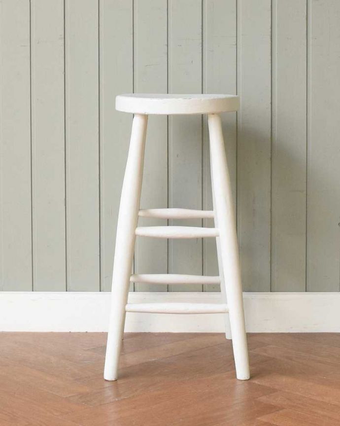 スツール・オットマン　アンティーク チェア　イギリスで見つけたホワイトペイントのアンティークスツール。360度、どこから見ても美しい脚もしっかり組まれているのがわかります。(k-1665-c)