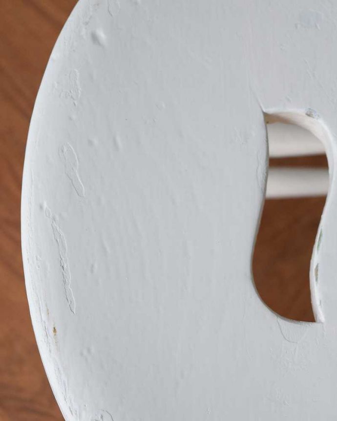 スツール・オットマン　アンティーク チェア　イギリスで見つけたホワイトペイントのアンティークスツール。座面には仕掛けが手を入れて持ち運び出来るようにくり抜きがあります。(k-1665-c)