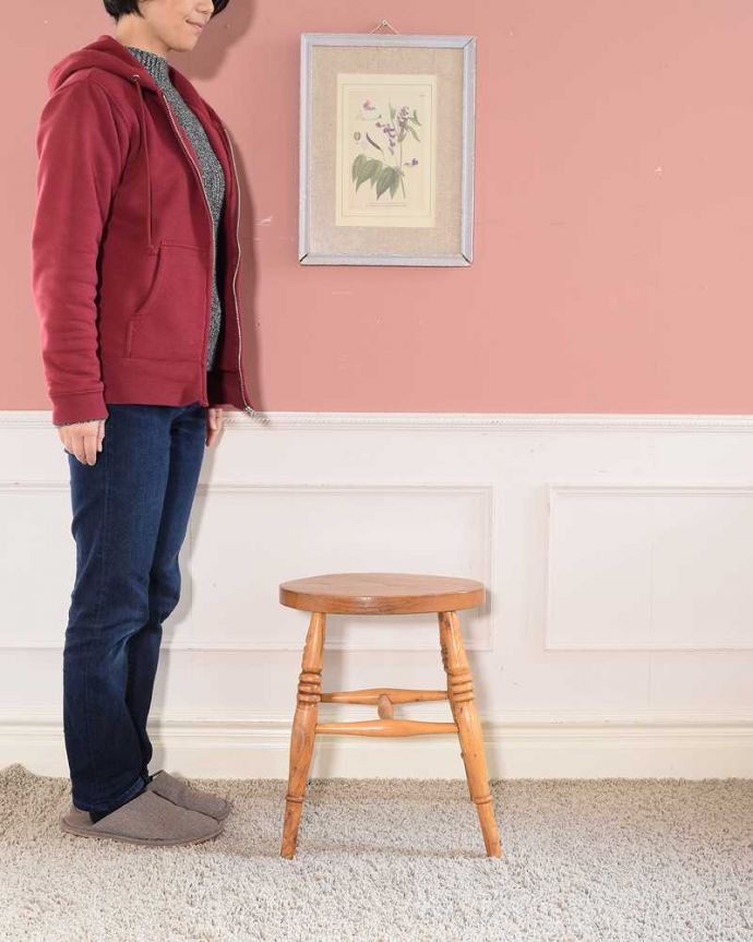 スツール・オットマン　アンティーク チェア　イギリス輸入のアンティークチェア、オーバルな座面のナチュラルな木製スツール 。気軽に使えるから、みんなに人気！背もたれがないスツールは気軽にどんな場所でも使えるから人気モノです。(k-1666-c)