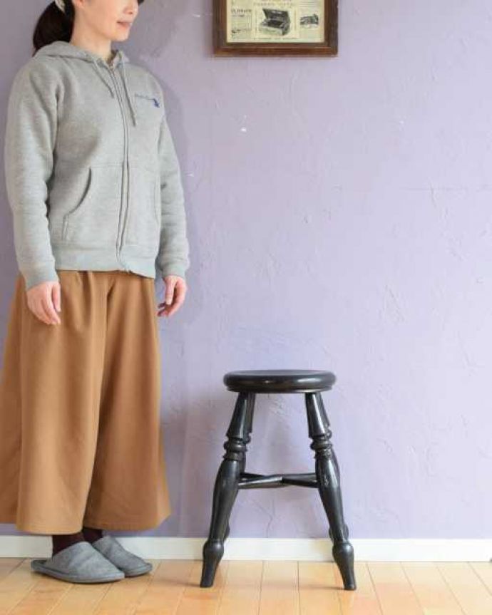 スツール・オットマン アンティーク チェア イギリスのアンティークチェア、丸い座面の木製スツール。気軽に使えるから、みんなに人気!背もたれがないスツールは気軽にどんな場所でも使えるから人気モノです。(k-1667-c)