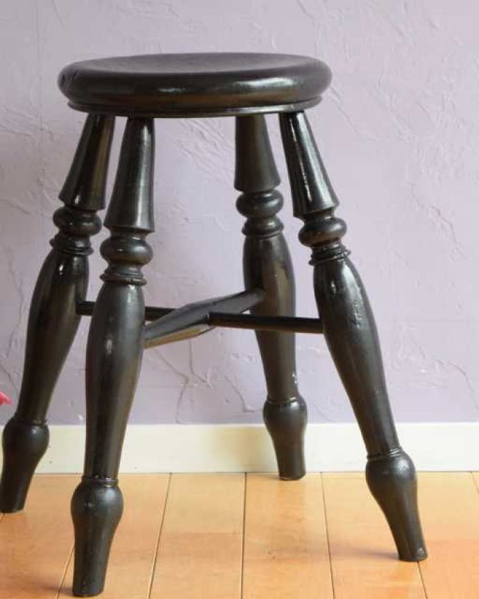 スツール・オットマン アンティーク チェア イギリスのアンティークチェア、丸い座面の木製スツール。しっかり修復しましたアンティークなので経年変化によるキズはありますが、専門の職人が全部を組み直して修復しているので安心してお使いください。(k-1667-c)