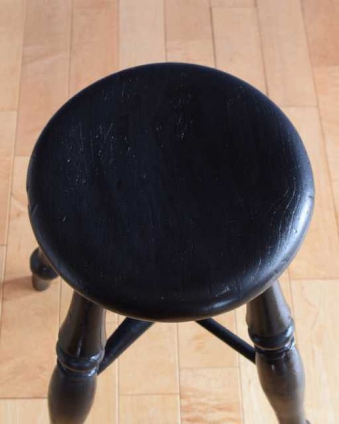 スツール・オットマン アンティーク チェア イギリスのアンティークチェア、丸い座面の木製スツール。丸みのある座面座ったり、荷物を置いたり、お花を飾ったり・・・いろいろ使えるアイテムです。(k-1667-c)