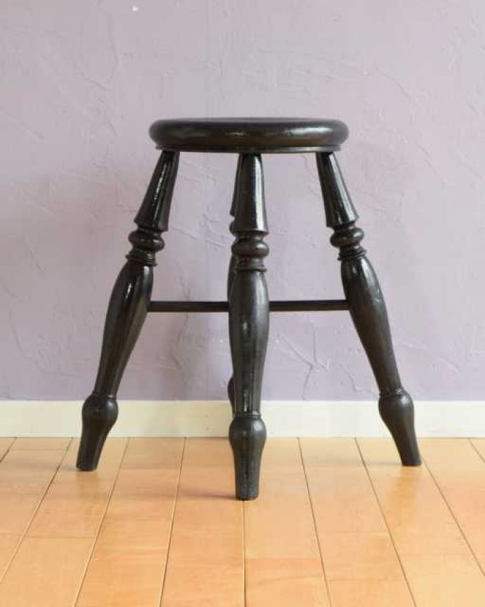 スツール・オットマン アンティーク チェア イギリスのアンティークチェア、丸い座面の木製スツール。360度、どこから見ても美しい脚もしっかり組まれているのがわかります。(k-1667-c)