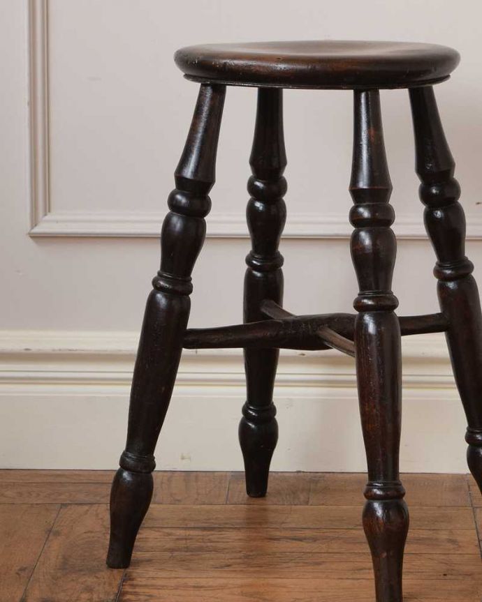 スツール・オットマン　アンティーク チェア　イギリス輸入のアンティークチェア、チョコレート色の木製ハイスツール。しっかり修復しましたアンティークなので経年変化によるキズはありますが、専門の職人が全部を組み直して修復しているので安心してお使いください。(k-1668-c)