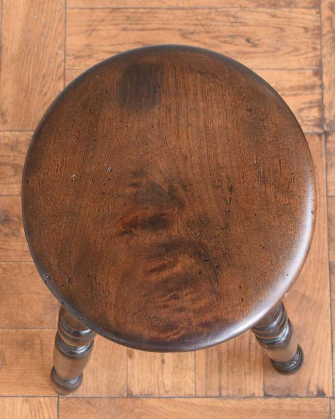 スツール・オットマン　アンティーク チェア　イギリス輸入のアンティークチェア、チョコレート色の木製ハイスツール。丸みのある座面座ったり、荷物を置いたり、お花を飾ったり･･･いろいろ使えるアイテムです。(k-1668-c)