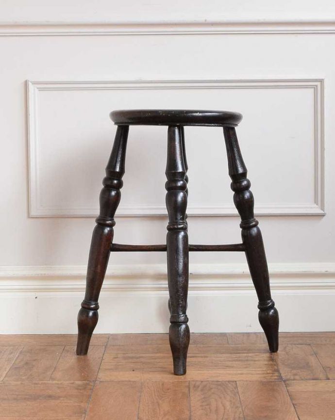 スツール・オットマン　アンティーク チェア　イギリス輸入のアンティークチェア、チョコレート色の木製ハイスツール。360度、どこから見ても美しい脚もしっかり組まれているのがわかります。(k-1668-c)