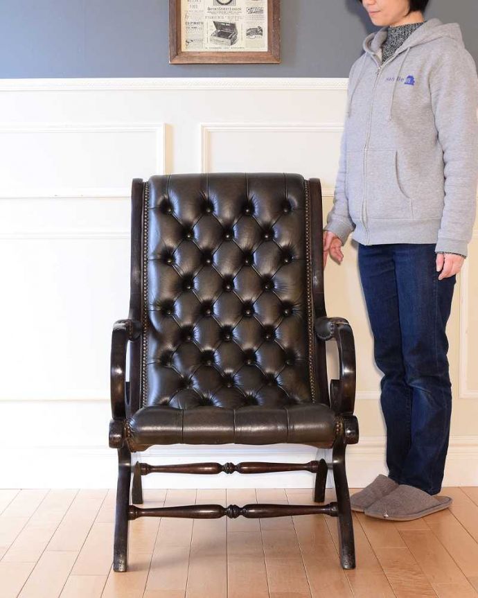 1Pソファ(ラウンジチェア)　アンティーク チェア　革張りアンティークチェスターフィールド、カッコいいアームチェア（1人掛けソファ） 。とにかくカッコいい！英国チェスターフィールド高級感漂う究極の一脚。(k-1669-c)