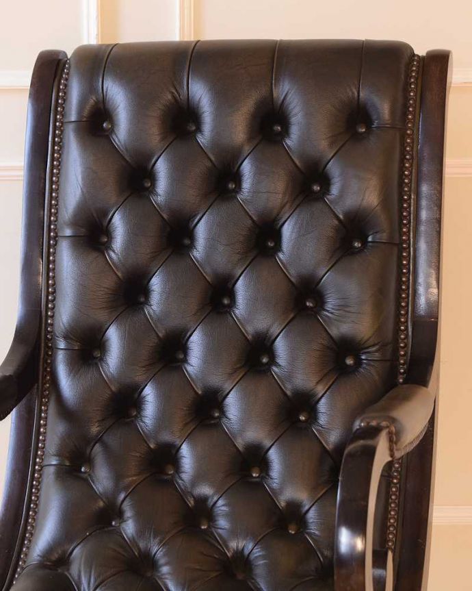 1Pソファ(ラウンジチェア)　アンティーク チェア　革張りアンティークチェスターフィールド、カッコいいアームチェア（1人掛けソファ） 。ゆったりと包み込んでくれます時間を忘れてくつろげてしまう掛け心地。(k-1669-c)