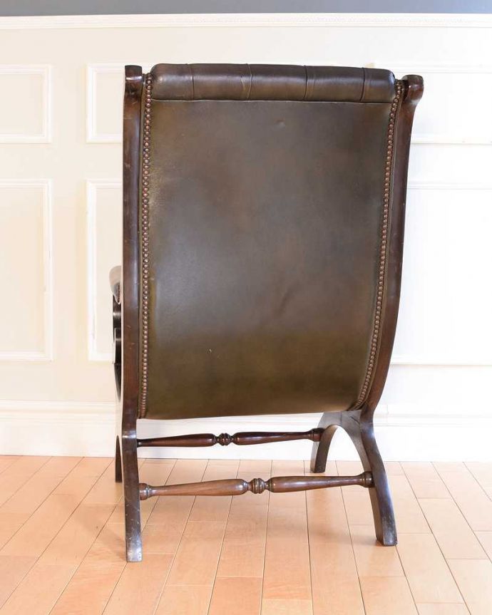 1Pソファ(ラウンジチェア)　アンティーク チェア　革張りアンティークチェスターフィールド、カッコいいアームチェア（1人掛けソファ） 。後ろ姿までカッコいいドッシリとカッコいい後ろ姿に惚れ惚れしてしまいます。(k-1669-c)