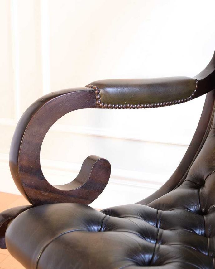 1Pソファ(ラウンジチェア)　アンティーク チェア　革張りアンティークチェスターフィールド、カッコいいアームチェア（1人掛けソファ） 。アーム部分もカッコいい肘を掛けておけるアームチェアは座ったときにやっぱりラク。(k-1669-c)