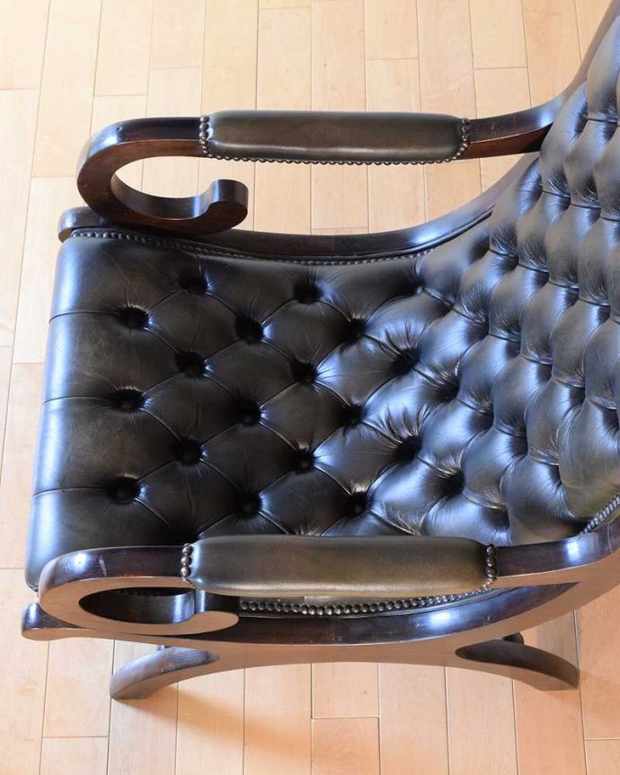 1Pソファ(ラウンジチェア)　アンティーク チェア　革張りアンティークチェスターフィールド、カッコいいアームチェア（1人掛けソファ） 。革貼りの座面ヴィンテージなのでキズや汚れはありますが、キレイなものを買い付けて来ています。(k-1669-c)