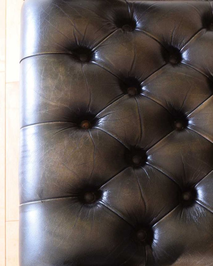 1Pソファ(ラウンジチェア)　アンティーク チェア　革張りアンティークチェスターフィールド、カッコいいアームチェア（1人掛けソファ） 。近くで見るとこんな感じ。(k-1669-c)