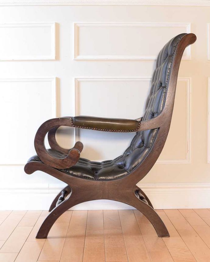 1Pソファ(ラウンジチェア)　アンティーク チェア　革張りアンティークチェスターフィールド、カッコいいアームチェア（1人掛けソファ） 。サイドから見ても絵になっちゃう。(k-1669-c)