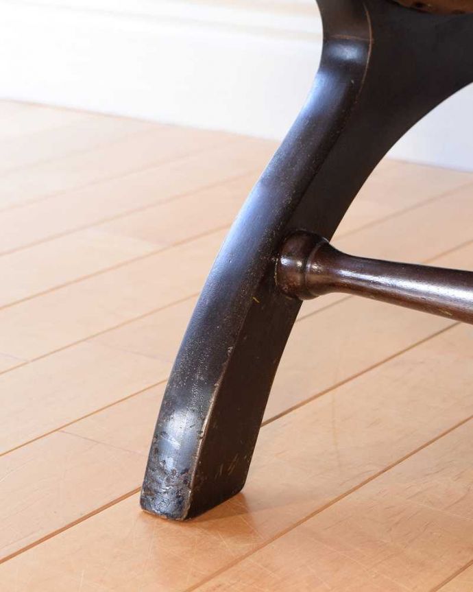 1Pソファ(ラウンジチェア)　アンティーク チェア　革張りアンティークチェスターフィールド、カッコいいアームチェア（1人掛けソファ） 。床を滑らせて移動出来ますHandleではアンティークチェアの脚の裏にフェルトキーパーをお付けしています。(k-1669-c)