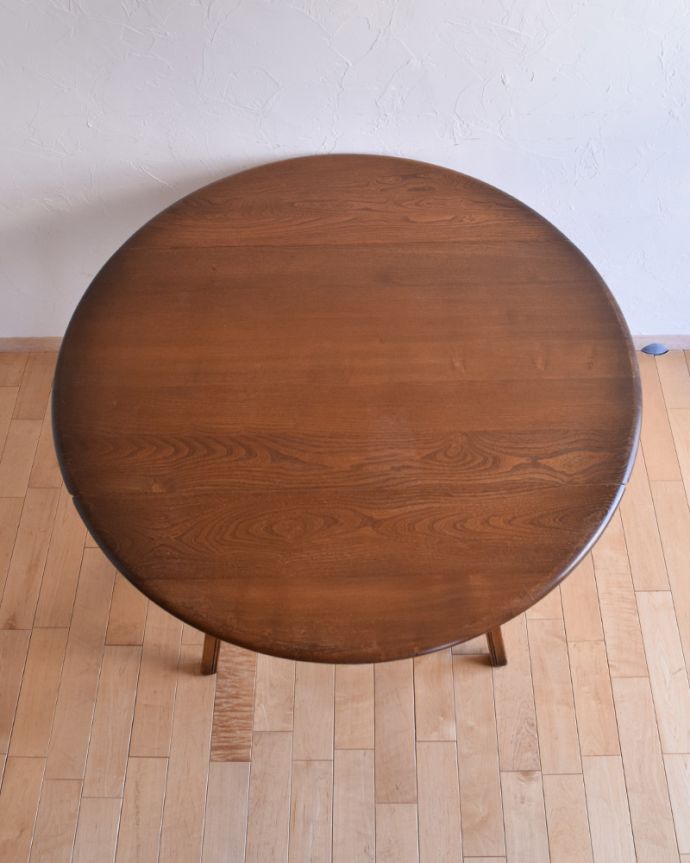 アーコールの家具　アンティーク家具　英国の老舗メーカー、アーコールのダイニングテーブル（伸張式テーブル） 。やっぱり気になる天板の仕上げ方テーブルの主役はやっぱり天板。(k-1669-f)