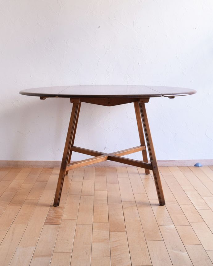 アーコールの家具　アンティーク家具　英国の老舗メーカー、アーコールのダイニングテーブル（伸張式テーブル） 。両方開いたらこんな感じスッキリとしたアーコールの家具は、テーブルにしてはめずらしく幕板と言って天板の下に板がない特殊な構造です。(k-1669-f)