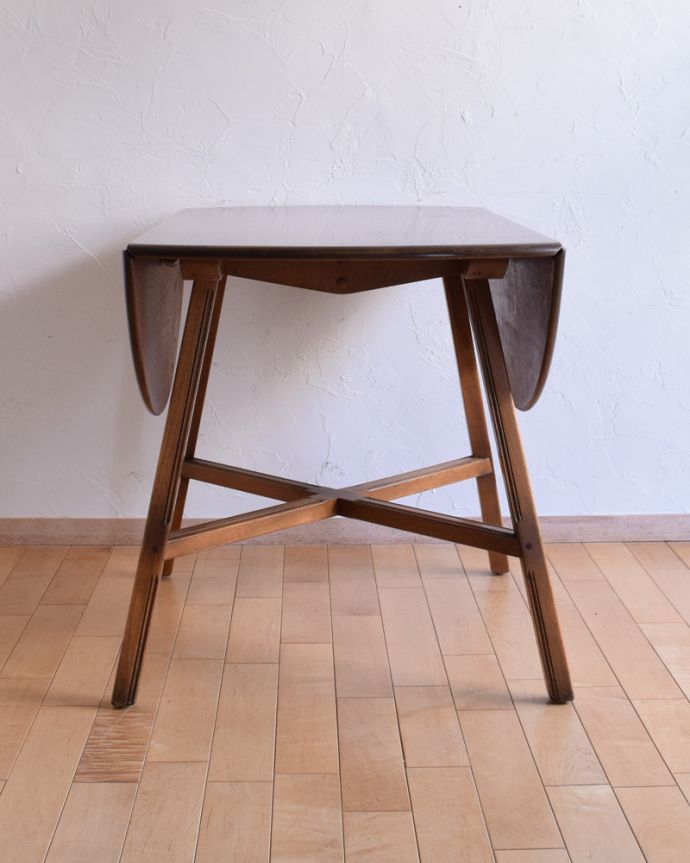 アーコールの家具　アンティーク家具　英国の老舗メーカー、アーコールのダイニングテーブル（伸張式テーブル） 。横から見てもステキ使わないときは、たたんで壁につけておけば、お部屋が広く使えます。(k-1669-f)