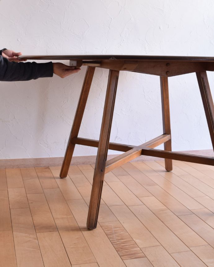 アーコールの家具　アンティーク家具　英国の老舗メーカー、アーコールのダイニングテーブル（伸張式テーブル） 。あっという間にサイズが変えれます。(k-1669-f)