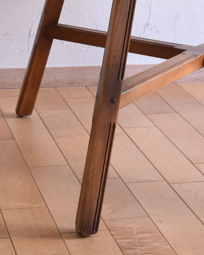 アーコールの家具　アンティーク家具　英国の老舗メーカー、アーコールのダイニングテーブル（伸張式テーブル） 。持ち上げなくても移動できます！Handleのアンティークは、脚の裏にフェルトキーパーをお付けしていますので、持ち上げなくても床を滑らせて移動させることが出来ます。(k-1669-f)