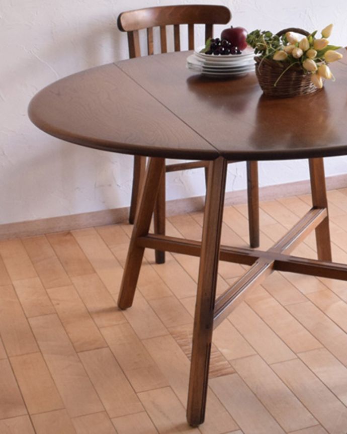 アーコールの家具　アンティーク家具　英国の老舗メーカー、アーコールのダイニングテーブル（伸張式テーブル） 。クールな表情の中に見えるアーコールらしい優しさアーコールの家具って、角の落とし方が独特。(k-1669-f)