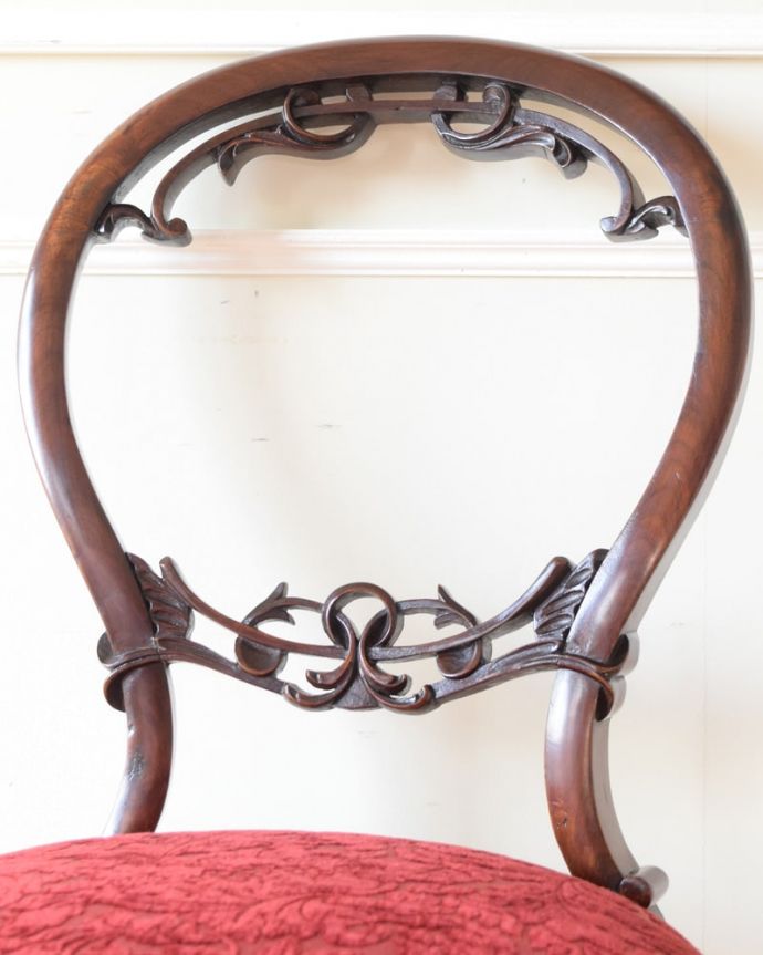 背もたれが美しいアンティークの椅子