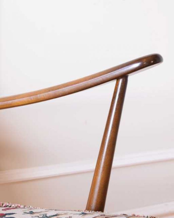 アーコールの家具　アンティーク チェア　アーコール社が作った一人掛けの椅子、ラウンジチェア。さらにリラックスできるアーム付き1人掛けのアーム付きチェアは、自分だけの時間をリラックスさせてくれる最強アイテム。(k-1671-c)