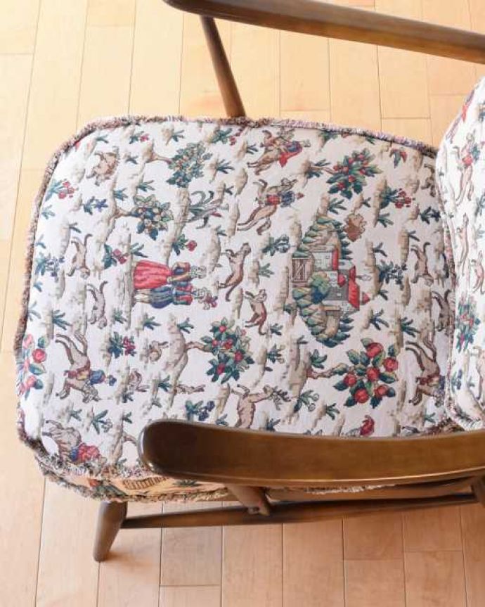 アーコールの家具　アンティーク チェア　アーコール社が作った一人掛けの椅子、ラウンジチェア。広々とした座面ふかふかの大きな座面が包み込んでくれます。(k-1671-c)