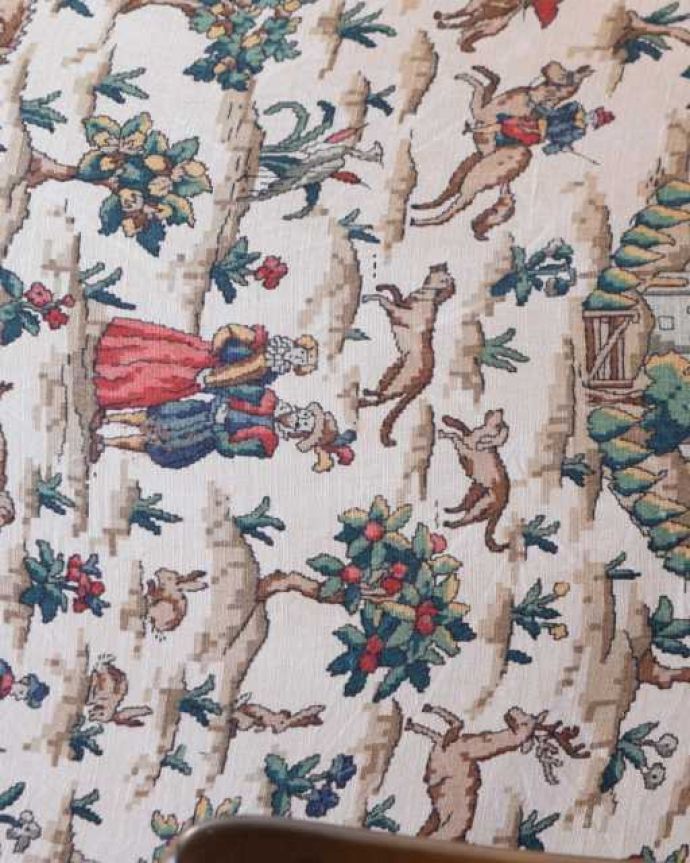 アーコールの家具　アンティーク チェア　アーコール社が作った一人掛けの椅子、ラウンジチェア。座面の生地はこんな感じ温かい雰囲気をつくってくれる可愛らしい生地です。(k-1671-c)