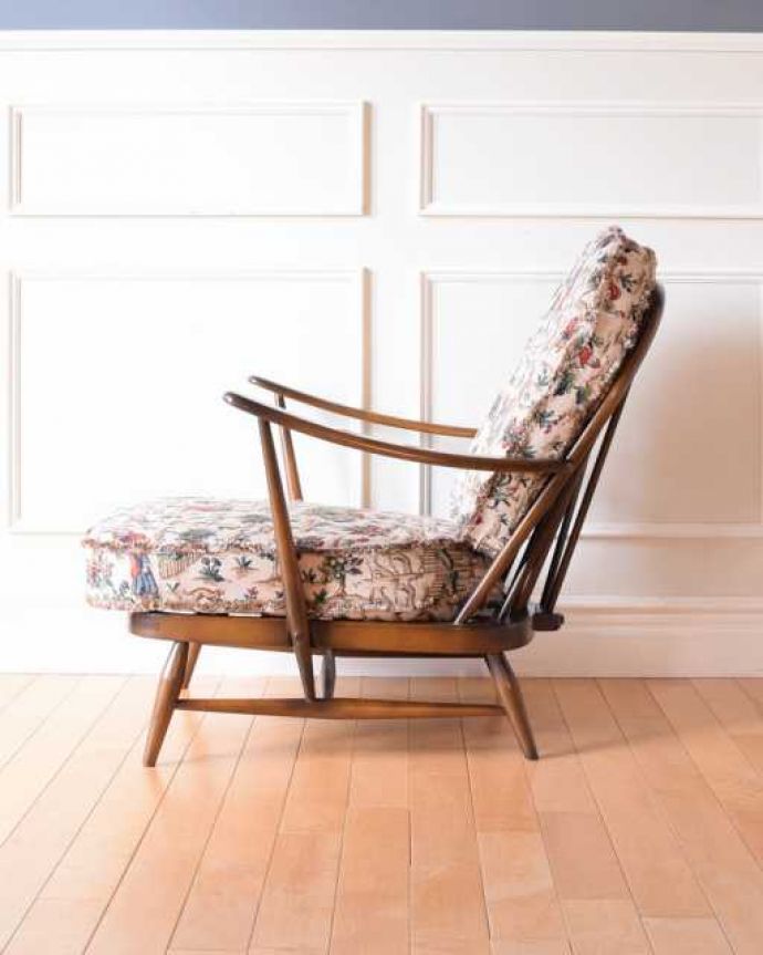 アーコールの家具　アンティーク チェア　アーコール社が作った一人掛けの椅子、ラウンジチェア。横から見てもカッコイイ計算され作りたシンプルなフォルム。(k-1671-c)